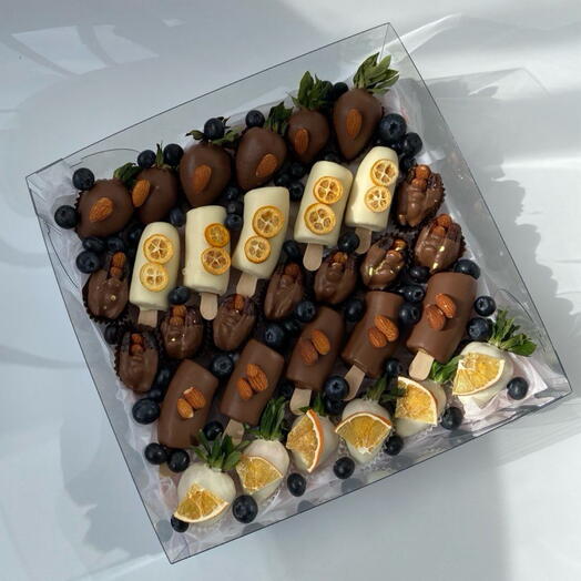 Бокс «Микс» с бананами, финиками и клубникой