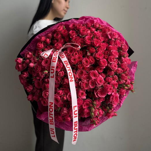 Букет "65 веток малиновых кустовых роз"
