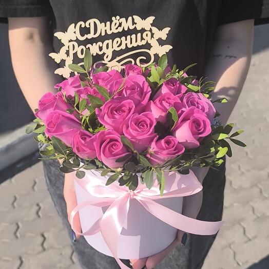 Цветы в коробке с розой и фисташкой
