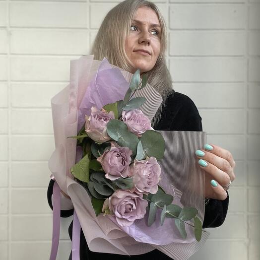 Букет из 5 роз и эвкалипта💜