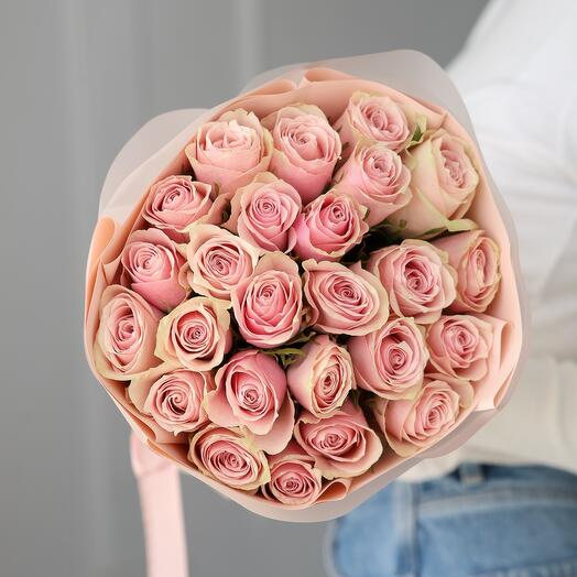 25 розовых роз