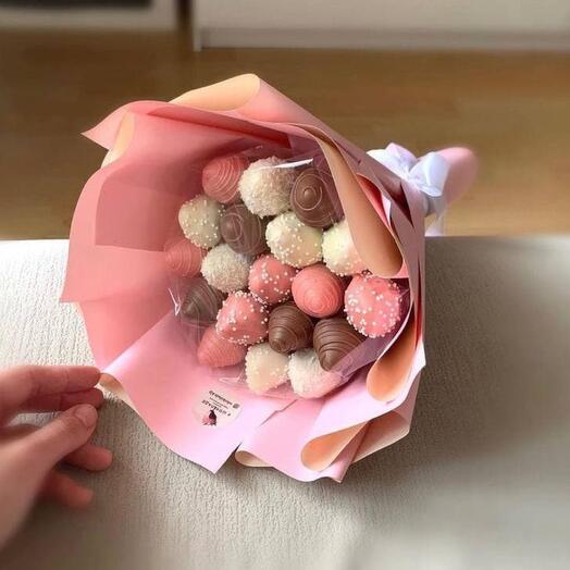 Букет из клубники в шоколаде на 19 ягод 03