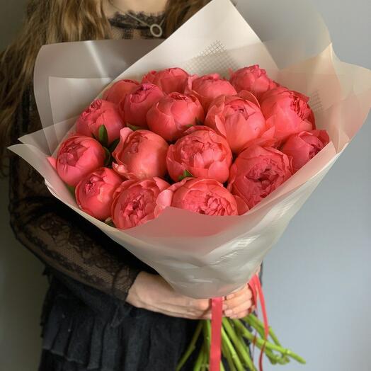 Монобукет из 15 Пионов сорта Корал шарм