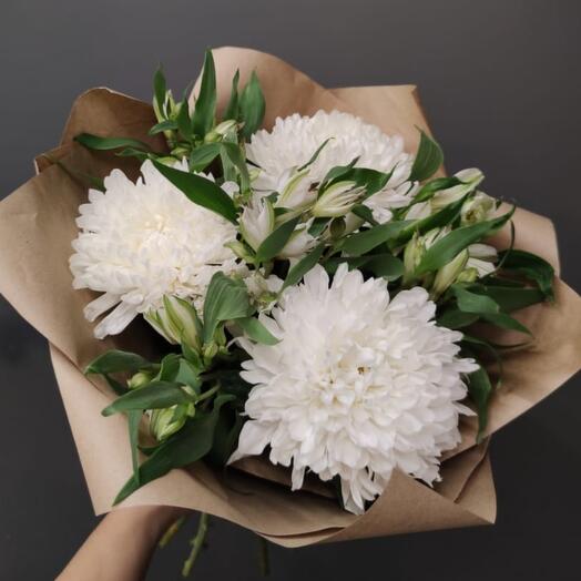Monobucket of white peonies