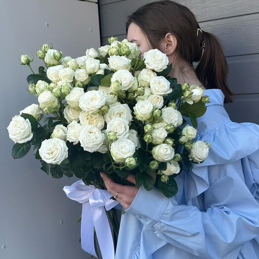 11 белых кустовых роз