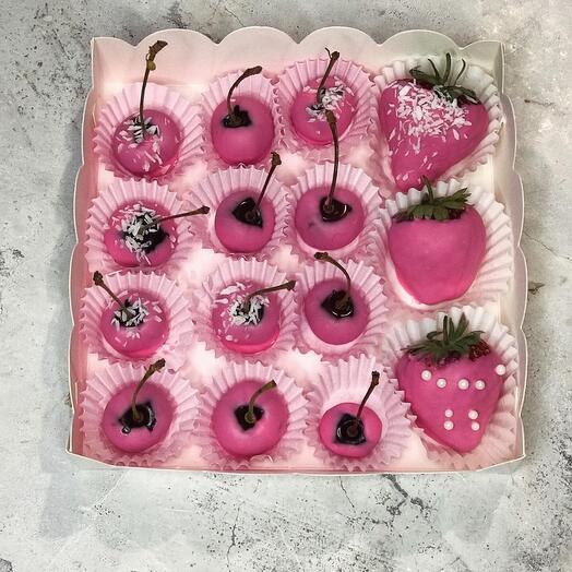 Черешня и клубника в шоколаде