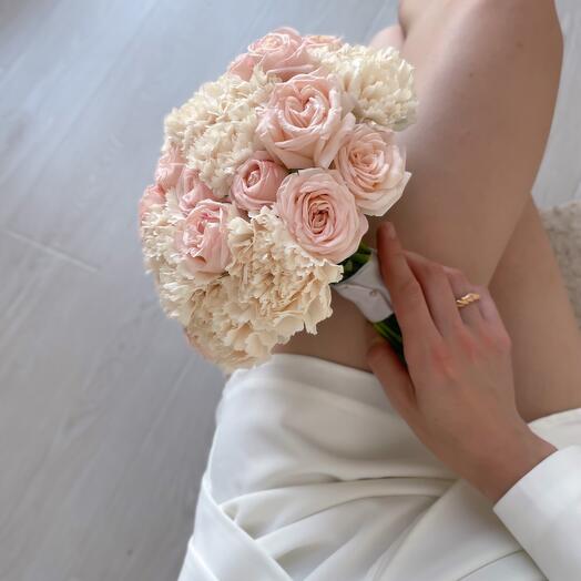 Свадебный букет из диантусов и пионовидных роз