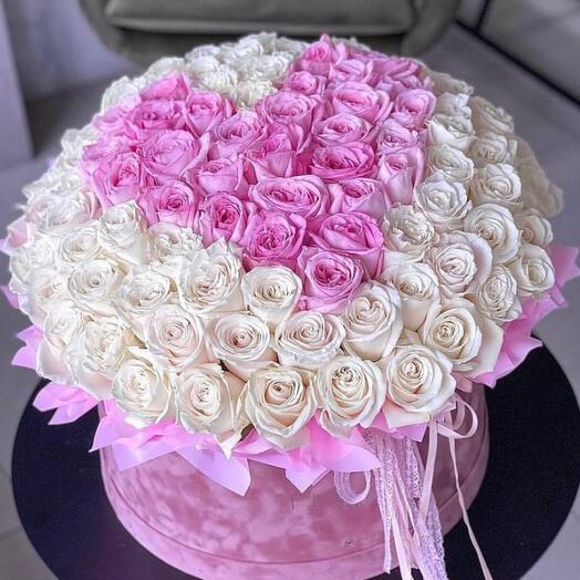 Bouquet of pink and white roses in hatbox "Heart"