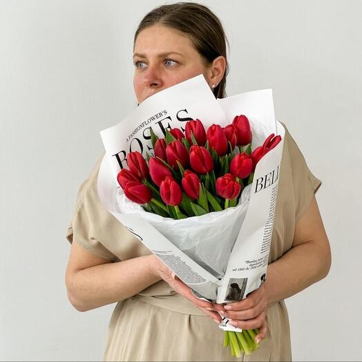 Букет из 19 красных тюльпанов