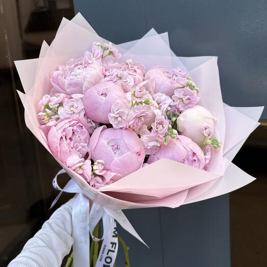 Авторский букет с пионами и маттиолой