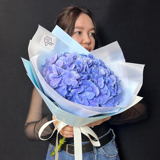 Букет с гортензией в синих оттенках