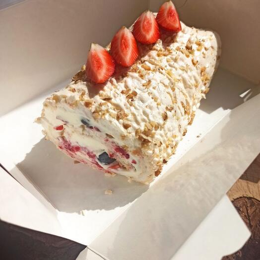 Rollo de merengue con fresas y arándanos 1 kg