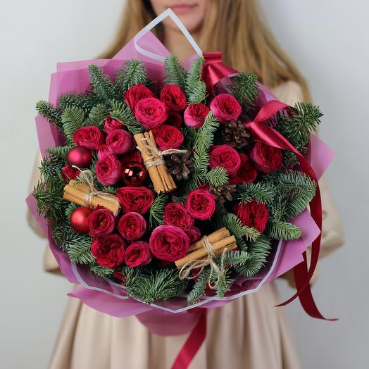 Новогодний букет из нобилиса с кустовыми розами Роял, корицей и шишками. Букет 337 Kimbirly Flowers