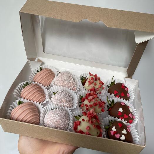 Chocolate-covered strawberry set tenderness
