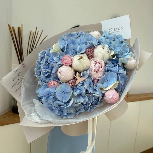 Bouquet of hydrangeas and peony-shaped roses