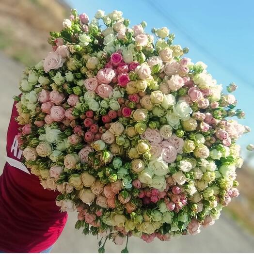 Букет  из  кустовых  роз микс 60шт