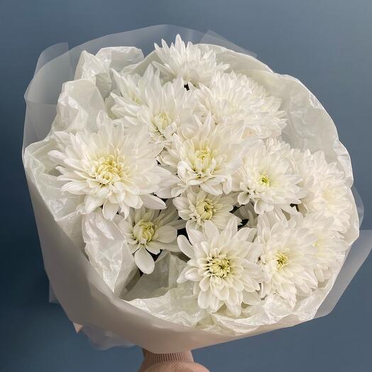 "Snow-white cloud" monobucket made of chrysanthemums