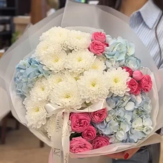 Евро букет с гортензией и пионовидными розами