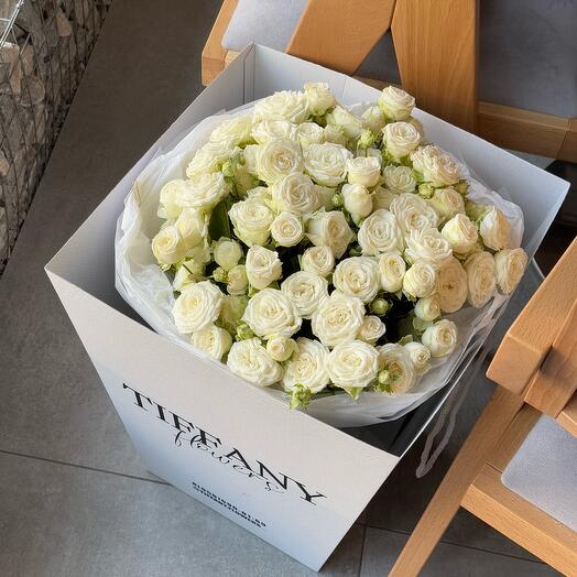Букет от цветочного дома «TIFFANY» пионовидная кустовая белая роза в фирменной коробке