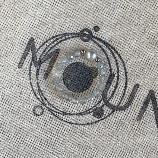 Кольцо из лабрадора с жемчугом