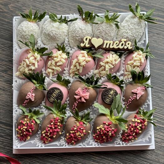 Chocolate-covered strawberries on February 14th "I love you"