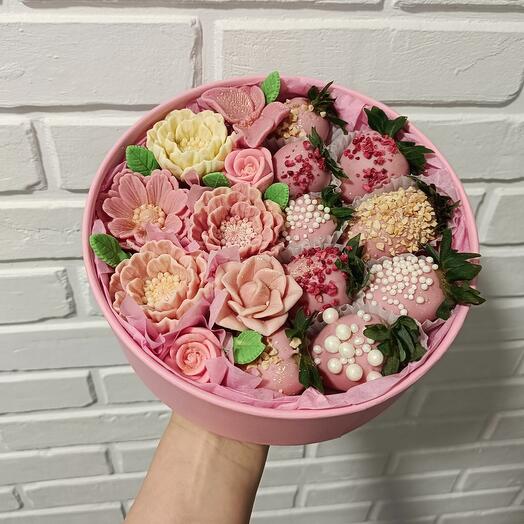 Подарочная коробка из клубники в шоколаде и цветов