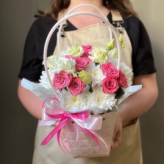 Цветы в коробке хризантема кустовая , роза кустовая, эустома