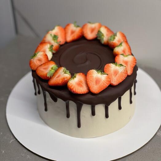 Торт с клубникой на день влюбленных