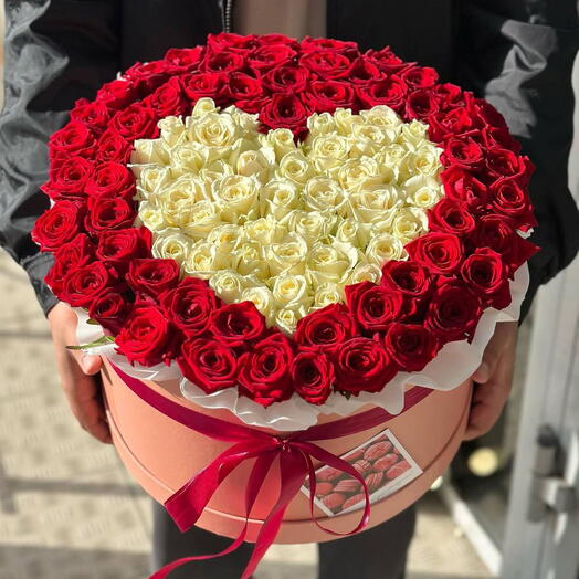 RED   WHITE ROSES IN A BOX