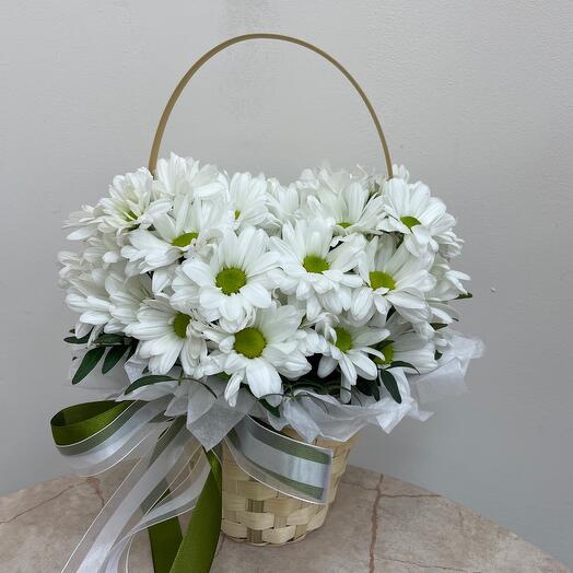 Корзина с цветами White heart из кустовой хризантемы