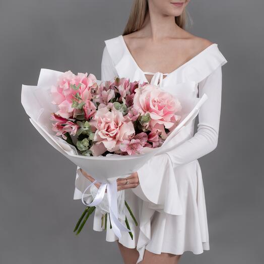 Букет из розовой французской розы, розовой альстромерии с эвкалиптом