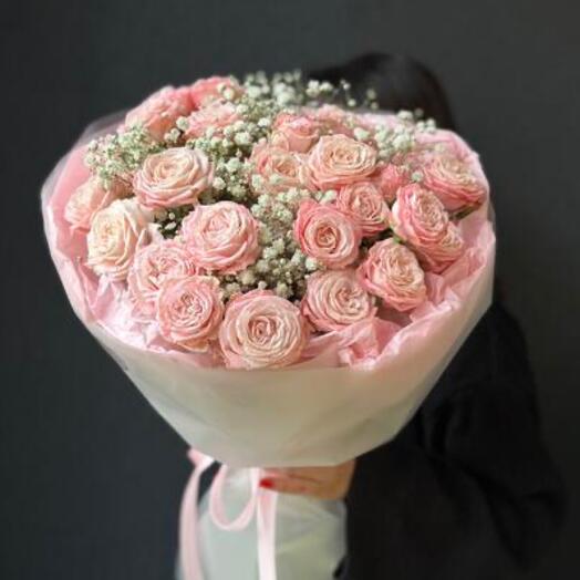Авторский букет из кустовой пионовидной розы и гипсофилы «Клубника со сливками»
