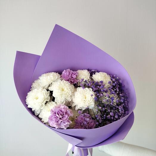 Букет из хризантемы с гвоздикой лунной