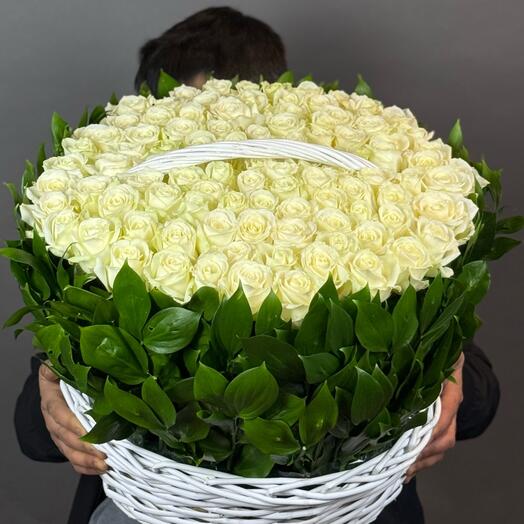 Цветы в корзине