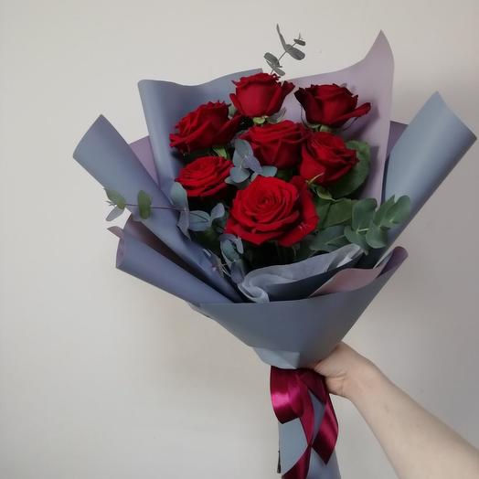Высокие красные розы и эвкалипт
