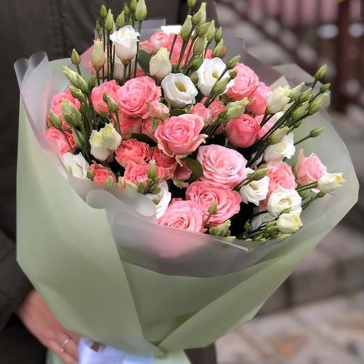 Duo of eustoma and bush roses