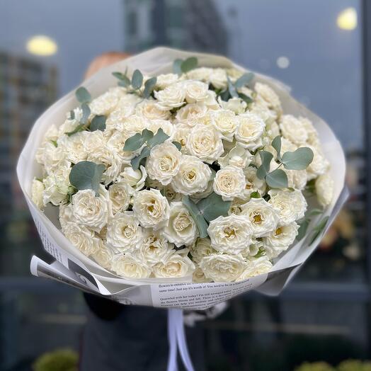 Bouquet of peony-shaped bush roses