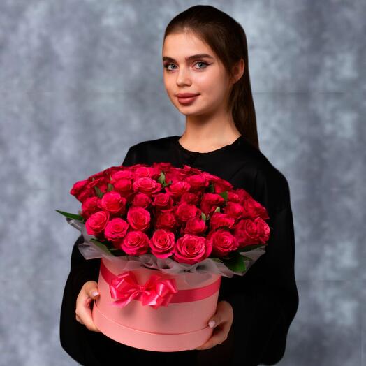 Корзина с малиновыми цветами