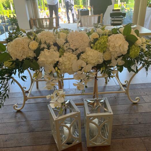 Fresh white and green roses and hydrangeas flower arrangement