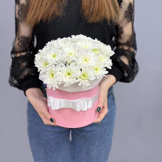 Hatbox with white bush chrysanthemum