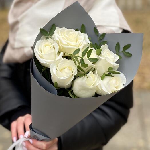 Букет из белых роз в упаковке