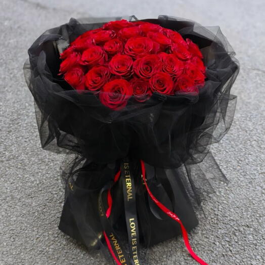 Classic love red roses