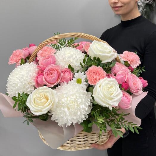 Корзина с цветами кустовые розы хризантема дианьус