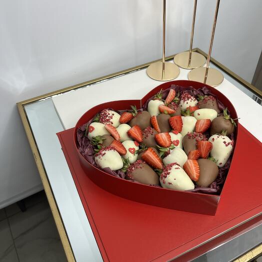 ККлубника в шоколаде в шикарной коробке кр/кв