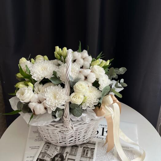 Корзина с цветами и хлопком