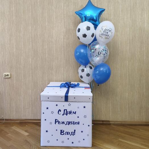 Коробка с шарами мальчику футбол