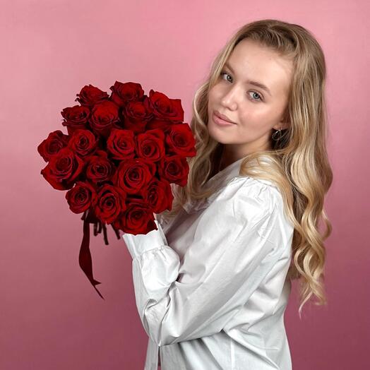 19 красных роз под ленту