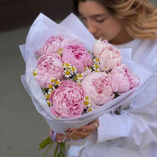 Bouquet of peonies and daisies