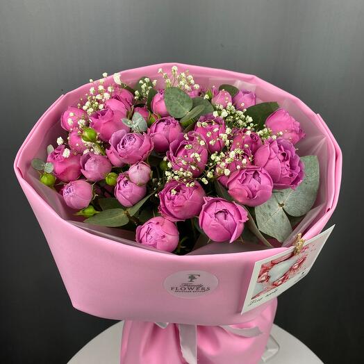 Ramo de rosas arbustivas en forma de peonía con ecualizador