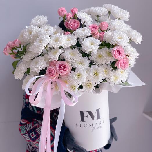 Композиция в коробке из хризантемы и кустовых роз